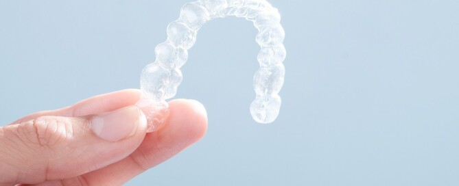 Hand hold invisible aligners