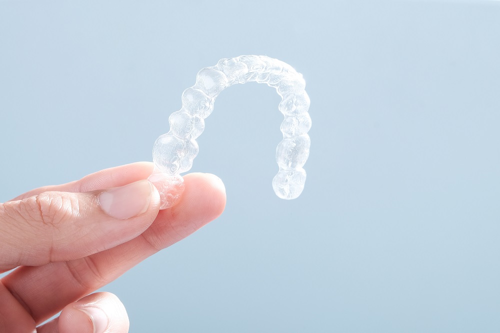 Hand hold invisible aligners